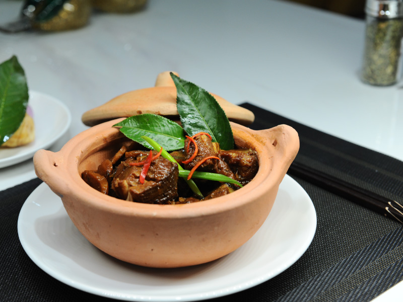 Northern_style_braised_fish_with_galangal_in_claypot